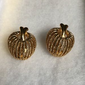 ☘️VTG MONET Signed Apple Clip-On Earrings☘️